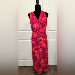 Floral sleeveless v-neck pleated dress with belt.